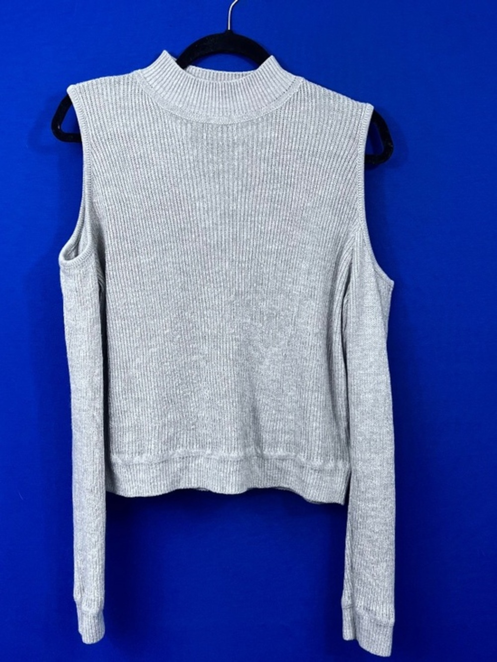 |•DIVIDED•| Cute Gray Cold Shoulder Sweater Size Medium
